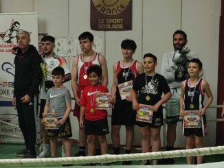 Photo équipe de jeunes médaillés de boxe avec leur entraîneur