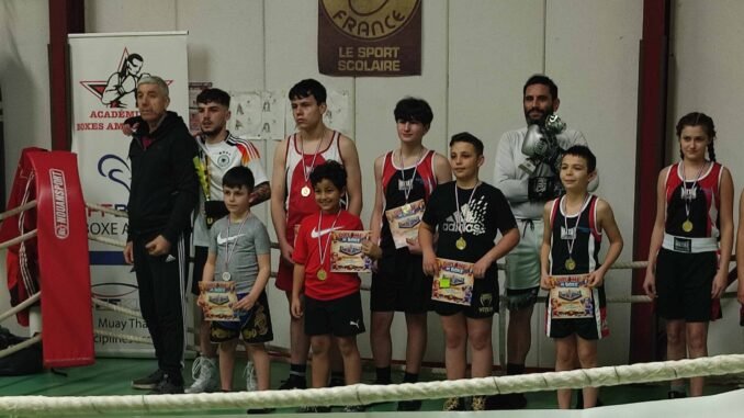 Photo équipe de jeunes médaillés de boxe avec leur entraîneur