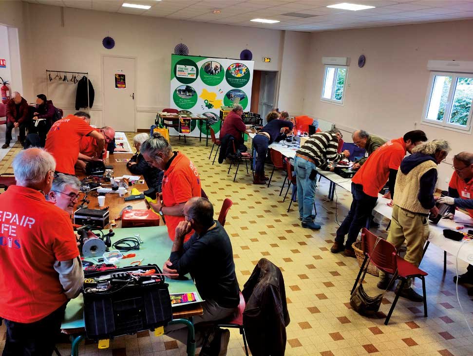 Photo d'une réunion de réparateurs de petits appareils électroménager