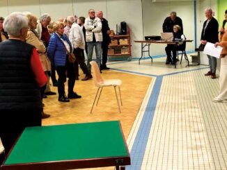 photo de personnes jouant au bridge dans une salle