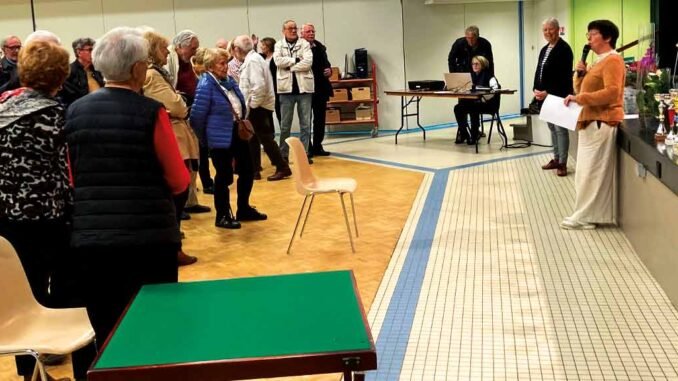 photo de personnes jouant au bridge dans une salle