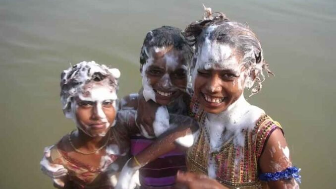 photo de 3 enfants couverts de savon dans le Gange