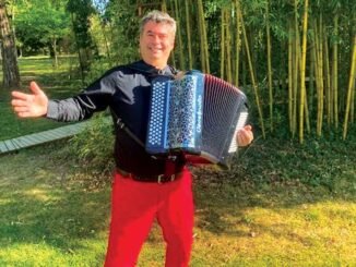 photo d'un accordéonniste devant une bambouseraie